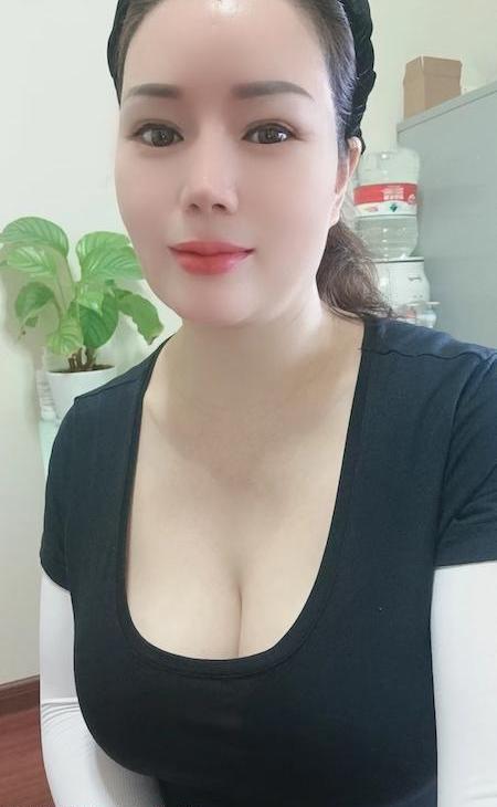 上梅林 爆乳眼镜少妇